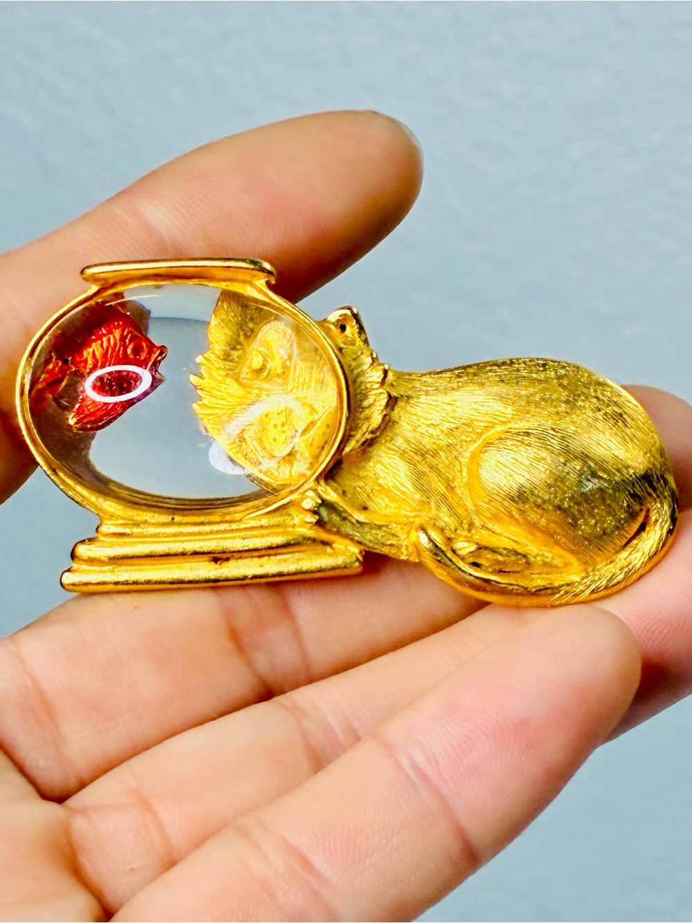 VTG Gold Cat Brooch with Red Fish Accent Lucite Chunky Fishbowl Feline Lovers - Picture 9 of 14